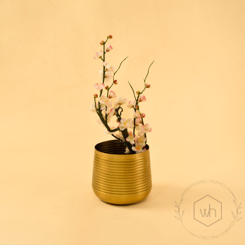 Hymn Vase - Gold Medium Lifestyle