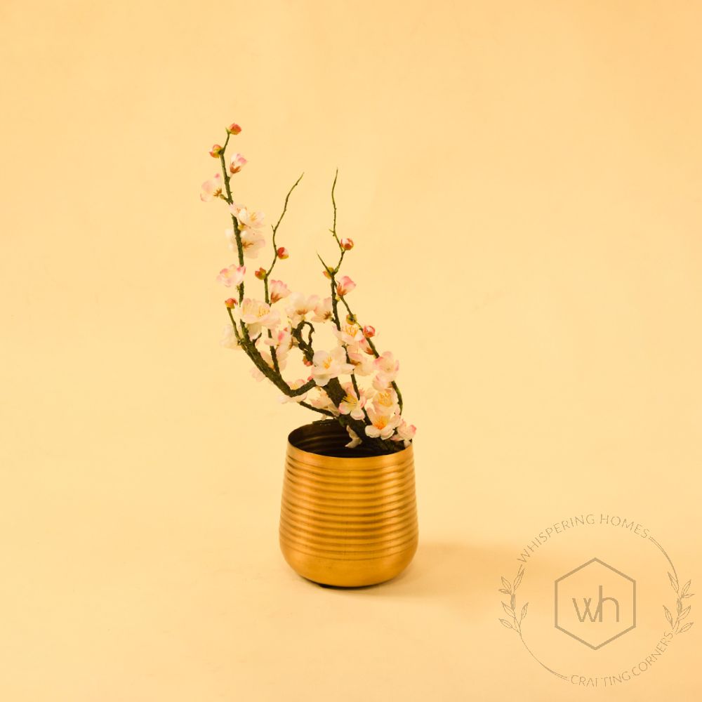 Hymn Vase - Gold Small Lifestyle