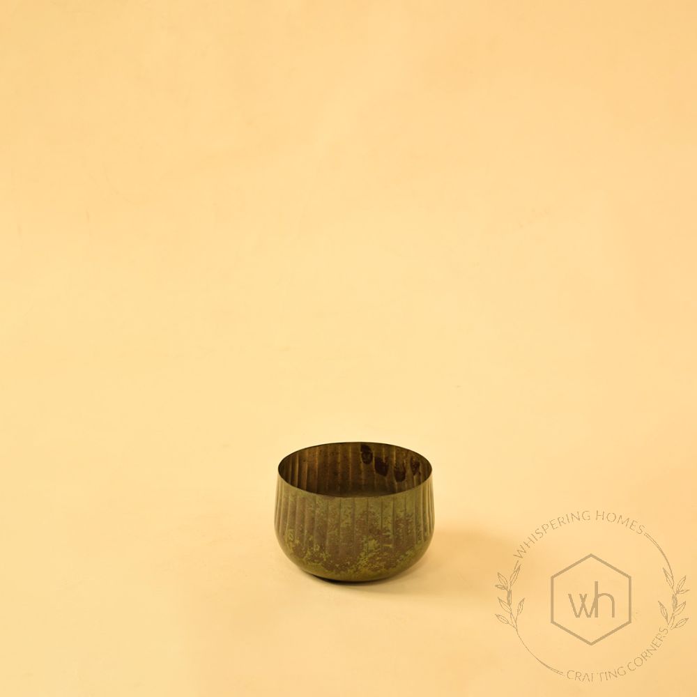 Dhaara Vase - Green Small White Background